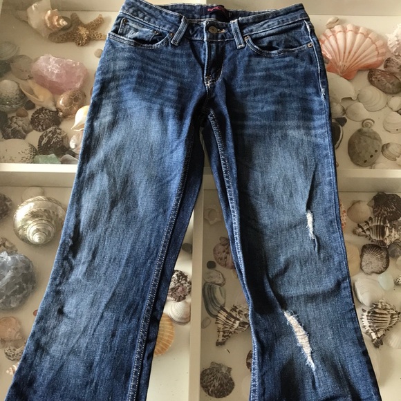 Levi’s Junior Sz 5M, curvy cut with slight flair - Picture 2 of 4